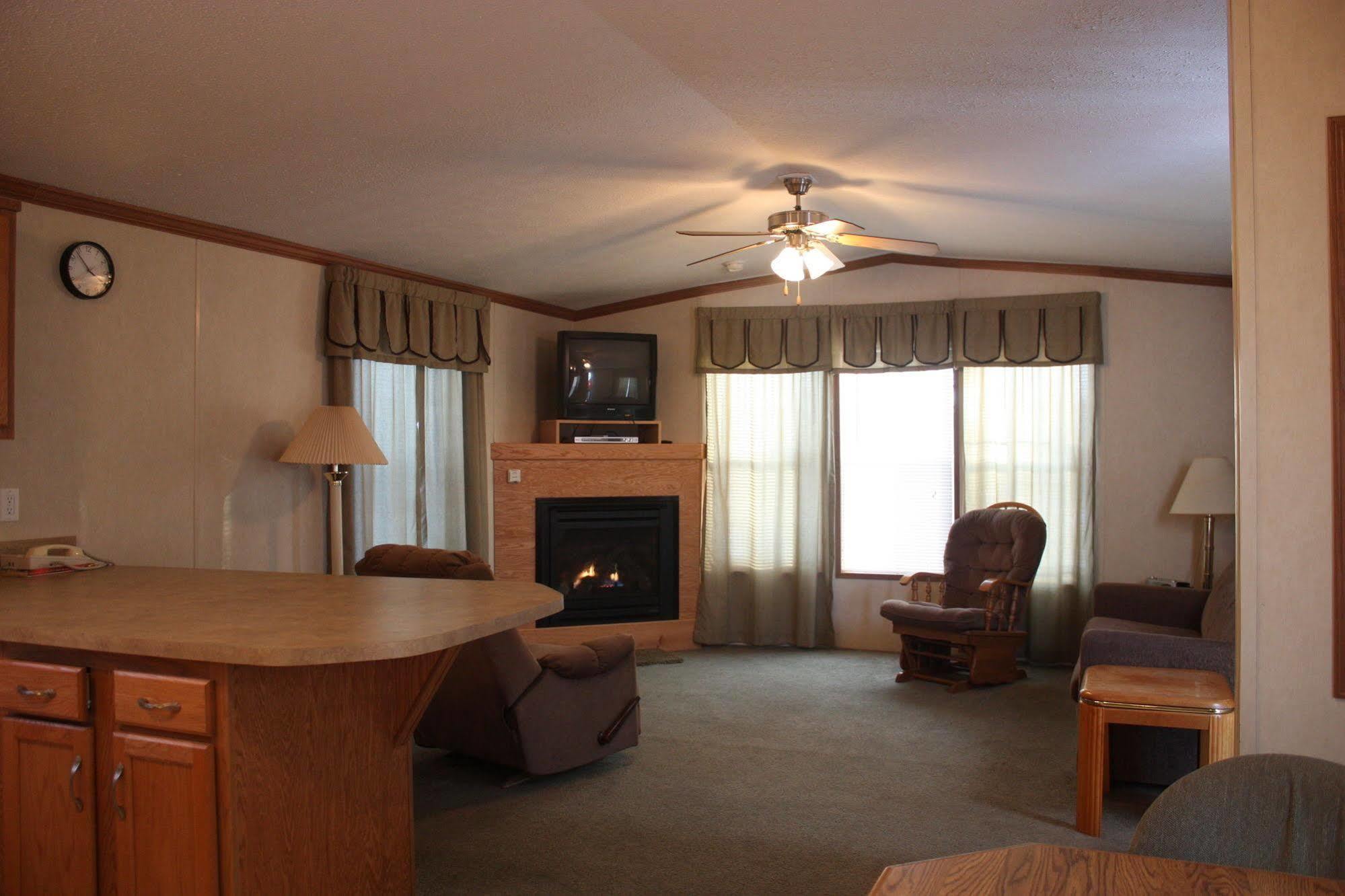 Mcquoid'S Inn And Event Center Isle Extérieur photo