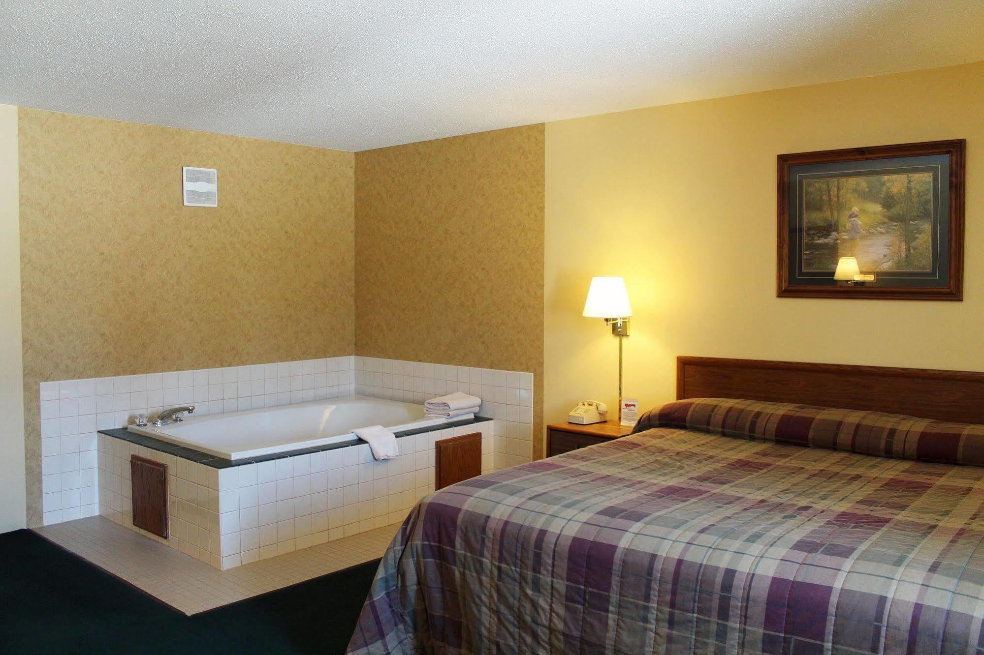 Mcquoid'S Inn And Event Center Isle Extérieur photo