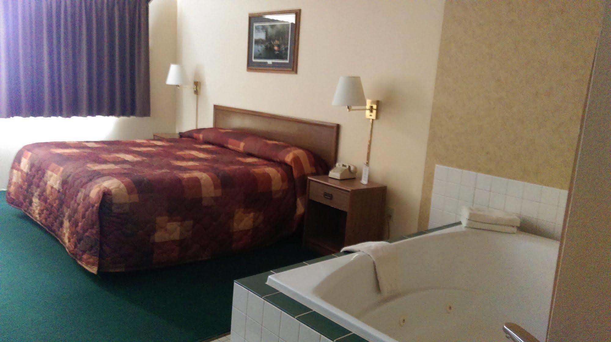 Mcquoid'S Inn And Event Center Isle Extérieur photo