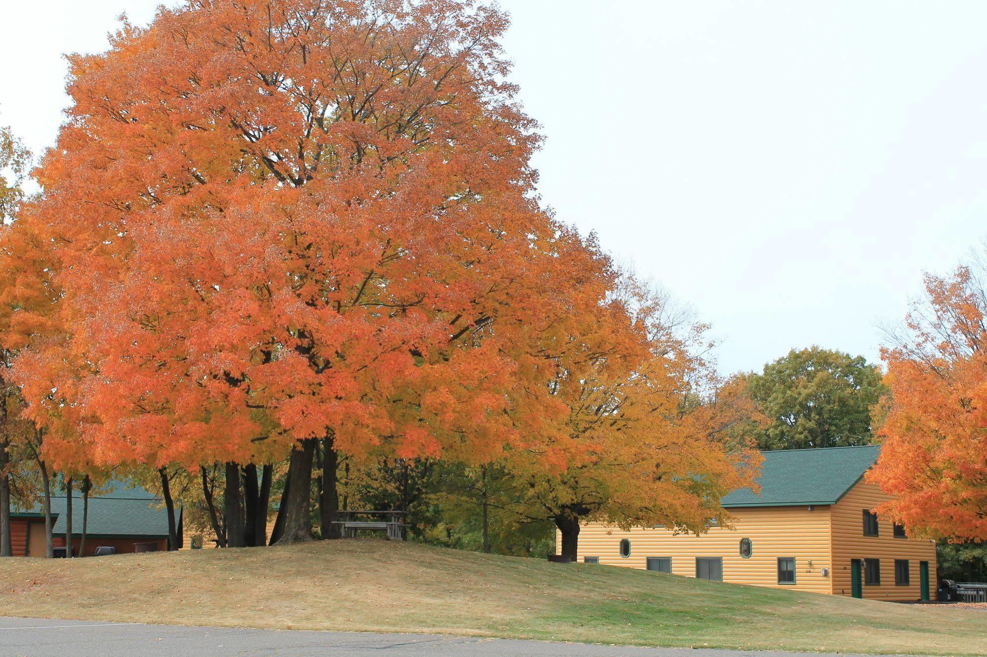 Mcquoid'S Inn And Event Center Isle Extérieur photo